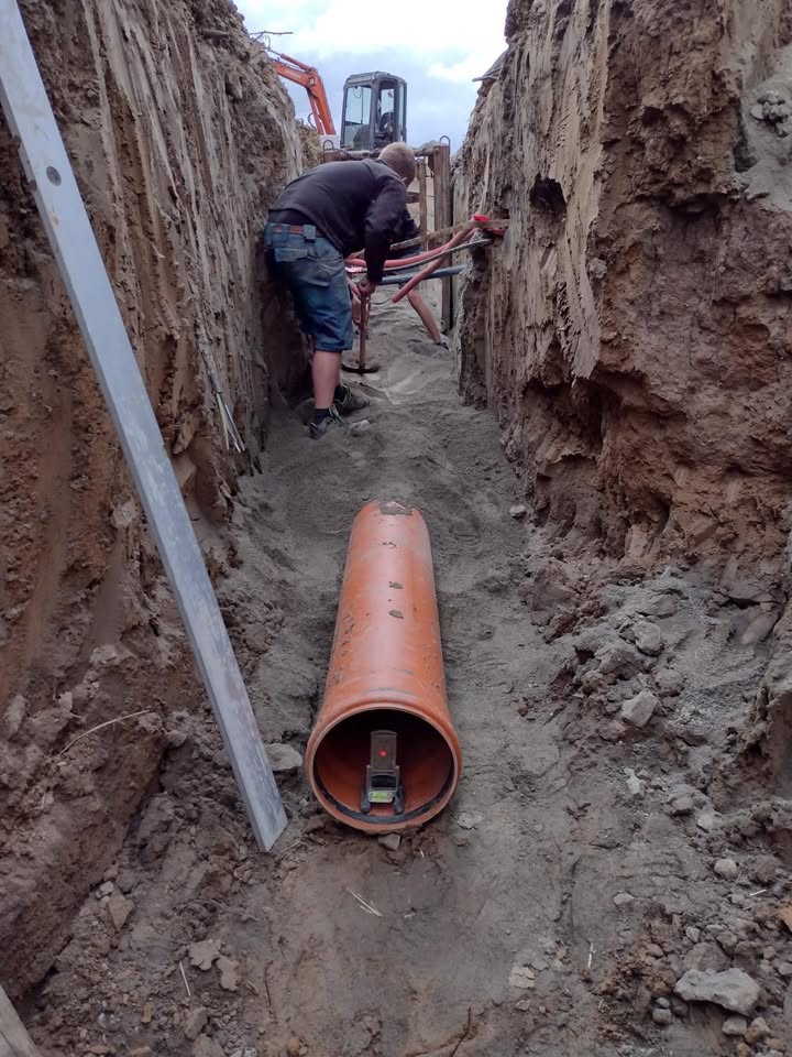 Pokládka kanalizačního potrubí do výkopu