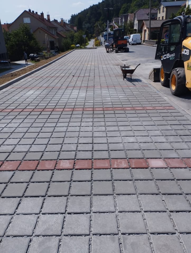 Dokončená zámková dlažba a terénní úpravy